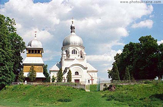  das Dorf Zalanov. Dmitrievskaja die Kirche und der GlokentUrm
Gebiet Iwano-Frankowsk 