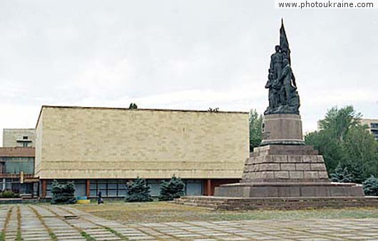  die Stadt Krasnodon. Das Denkmal der Schwur und das Museum
Gebiet Lugansk 