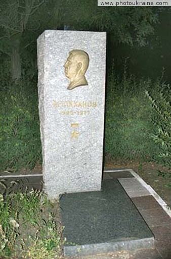  die Stadt Torez. Das Denkmal auf dem Grab Alexejs Stahanova
Gebiet Donezk 