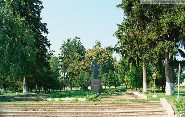 Shipinki. Park at Palace of Culture with monument to V. Lenin Vinnytsia Region Ukraine photos