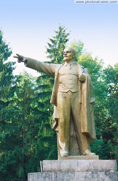 Nemyriv. Monument to V. Lenin in sanatorium 