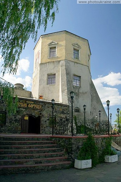 Khmilnyk. Tower and restaurant 