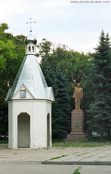 Nikopol. Monument to V. Lenin and chapel Dnipropetrovsk Region Ukraine photos