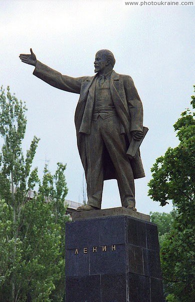Amvrosiivka. Monument to V. Lenin Donetsk Region Ukraine photos