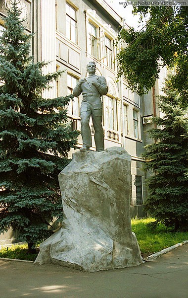 Artemivsk. Monument geologist at building association 