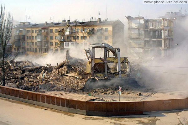 Donetsk. Clearing of building sites of Donbas Palace-6 Donetsk Region Ukraine photos