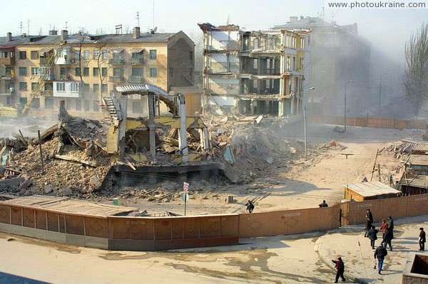 Donetsk. Clearing of building sites of Donbas Palace-7 Donetsk Region Ukraine photos