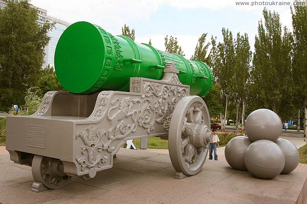 Donetsk. Tsar-cannon in city administration Donetsk Region Ukraine photos