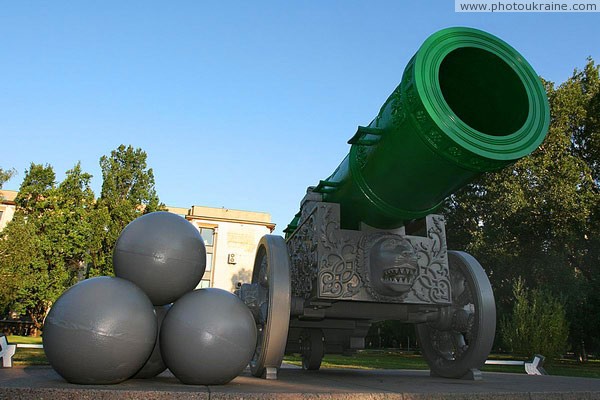 Donetsk. Tsar-cannon  gift to of Moscow's citizens Donetsk Region Ukraine photos