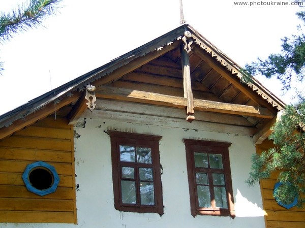 Ushomyr. Carved pieces of decor lodge Zhytomyr Region Ukraine photos