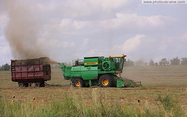 Mykhaylivka. Harvesting of grain in steppes Zaporizhzhia Region Ukraine photos