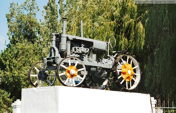 Prymorsk. Monument tractor 