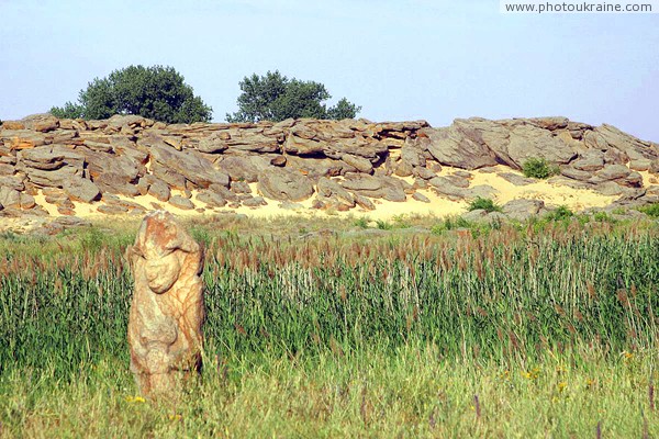 Terpinnia. Reeds and Stone Grave Zaporizhzhia Region Ukraine photos