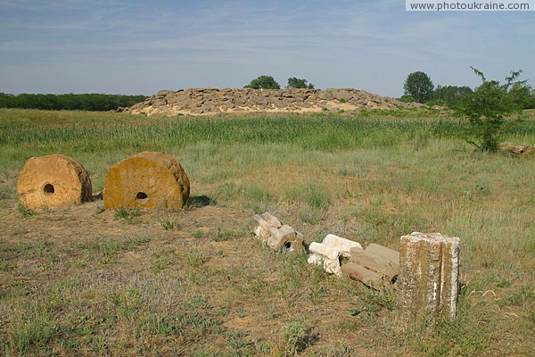 Terpinnia. Millstones of Stone Grave Zaporizhzhia Region Ukraine photos