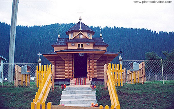 Verkhovyna. Roadside chapel Ivano-Frankivsk Region Ukraine photos