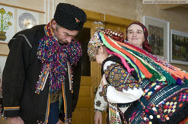 Verkhovyna. Hutsul wedding - an important moment Ivano-Frankivsk Region Ukraine photos