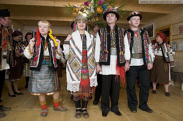 Verkhovyna. Hutsul wedding - the newlyweds and witnesses Ivano-Frankivsk Region Ukraine photos