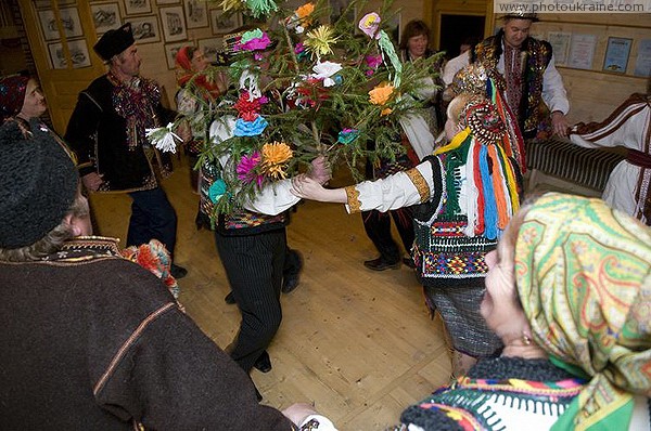 Verkhovyna. Hutsul wedding - round dance Ivano-Frankivsk Region Ukraine photos