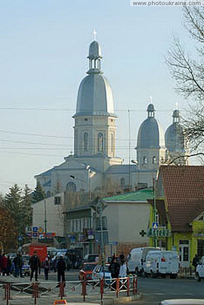 Nadvirna. The road to the temple Ivano-Frankivsk Region Ukraine photos