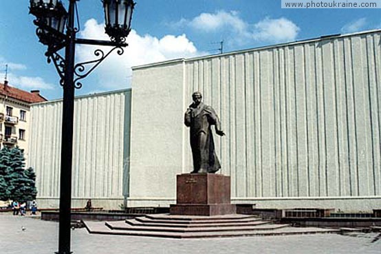  die Stadt Tschernowzy. Das Denkmal Taras Schewtschenko
Gebiet Tschernowzy 