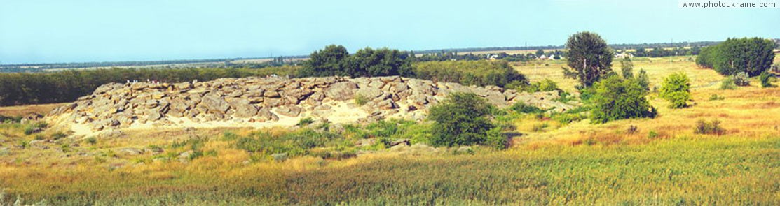 Village Terpinnya. Kamiana Mohyla Reserve Zaporizhzhia Region Ukraine photos