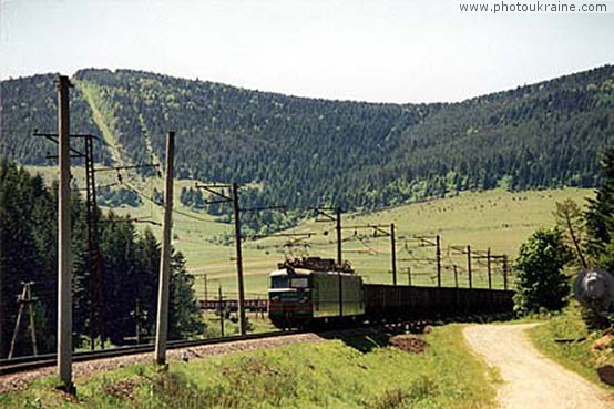  das Dorf Rozluch. Die Eisenbahn in Karpaten
Gebiet Lwow 