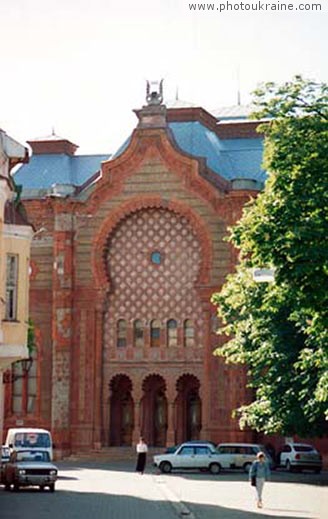  die Stadt Uschgorod. Die Philarmonie (die ehemalige Synagoge)
Gebiet Sakarpatje 