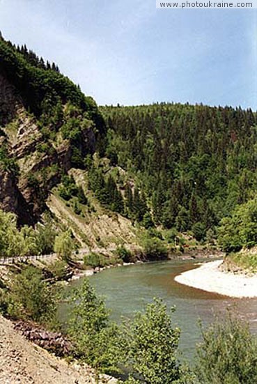  das Dorf Kuty. Tjudovskaja die Wand an der K?ste des Flusses CHeremosh
Gebiet Iwano-Frankowsk 