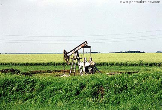 Town Okhtyrka (outskirts). Oil pump Sumy Region Ukraine photos