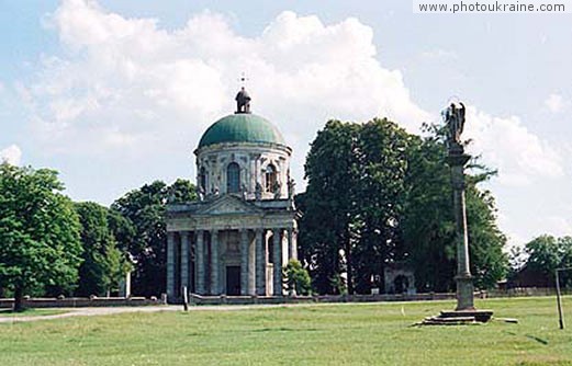  das Dorf Podgortsy. Die polnische Kirche Svjatogo Josephs und die Himmelfahrt
Gebiet Lwow 
