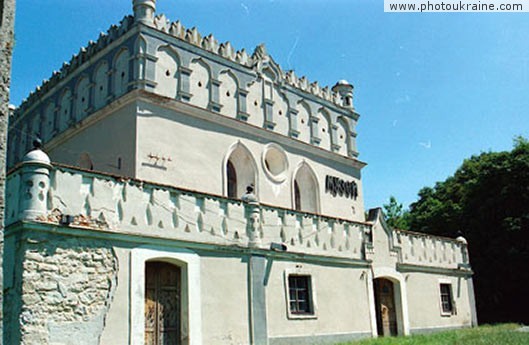  die Siedlung Gusjatin. Die Synagoge -  das Heimatkundemuseum
Gebiet Ternopol 