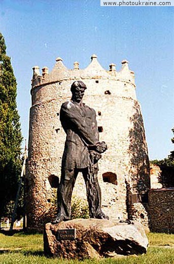  die Siedlung Letichev. Der Turm und das Denkmal Ustimu Karmaljuku
Gebiet Chmelnizk 