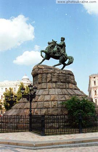 Monument to Bohdan Khmelnytskyi Kyiv City Ukraine photos