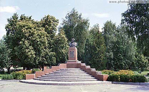  die Stadt Kotel'va. Das Denkmal Sidoru Kovpaku
Gebiet Poltawa 