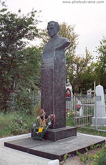  die Siedlung Pavlysh. Nadgrobnyj das Denkmal Vassilys Suhomlinskogo
Gebiet Kirowograd 