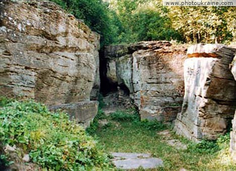  das Dorf Bush. Die Ruinen  der H?hle-Kathedrale{Tempels}
Gebiet Winniza 