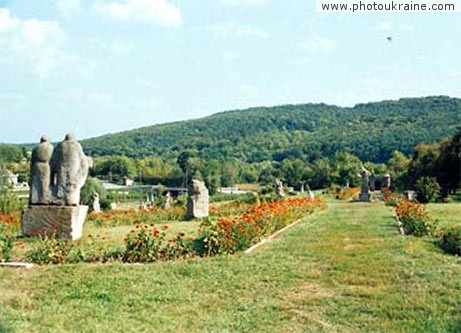  das Dorf Bush. Das Museum der Skulpturen
Gebiet Winniza 