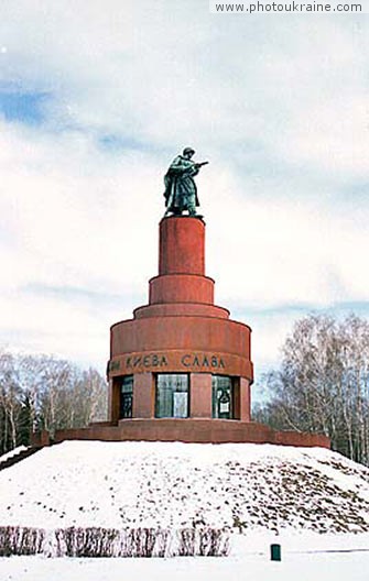  das Dorf Neu Petrovtsy. Das Denkmal der Aufmarschbasis Ljutezhskomu
Gebiet Kiew 