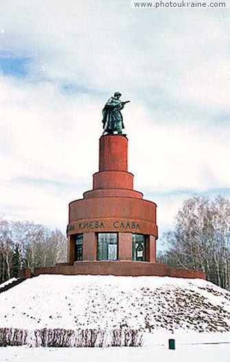  das Dorf Neu Petrovtsy. Das Denkmal der Aufmarschbasis Ljutezhskomu
Gebiet Kiew 