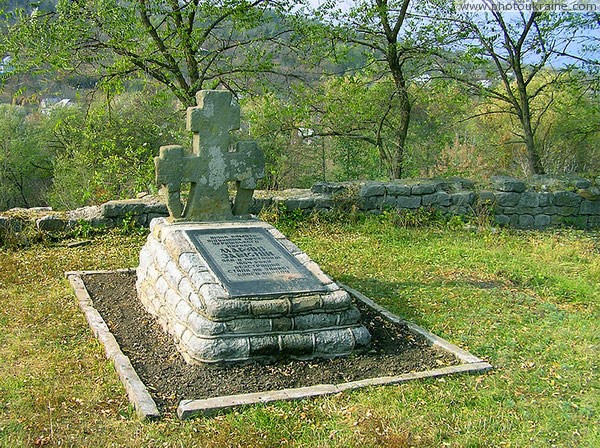 Буша. Символичная могила Марьяны Зависной Винницкая область Фото Украины