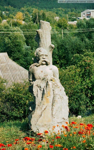 Буша. Один из скульптурных экспонатов музея Винницкая область Фото Украины