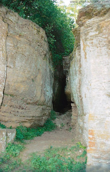 Буша. Расселина пещерного храма Винницкая область Фото Украины