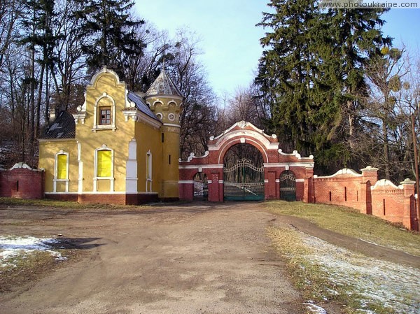 Верховка. Въездные ворота и сторожка усадьбы Винницкая область Фото Украины