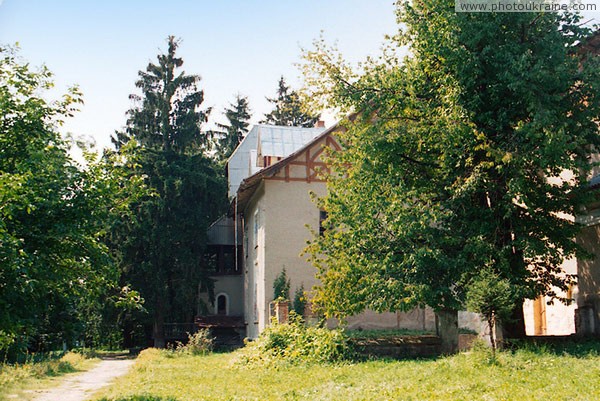 Комаргород. Колишнє шале оточують старі дерева Вінницька область Фото України