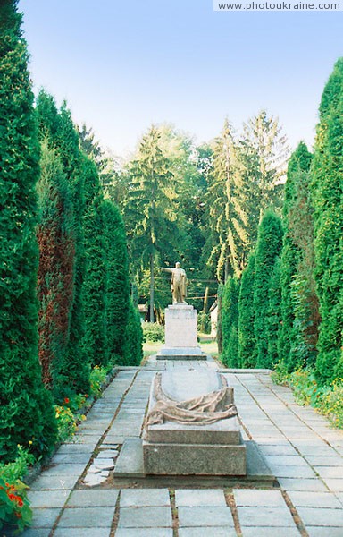 Nemyriv. Central alley of monument to V. Lenin Vinnytsia Region Ukraine photos