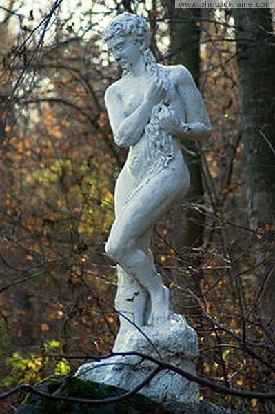 Печера. Скульптура в усадебном парке Винницкая область Фото Украины