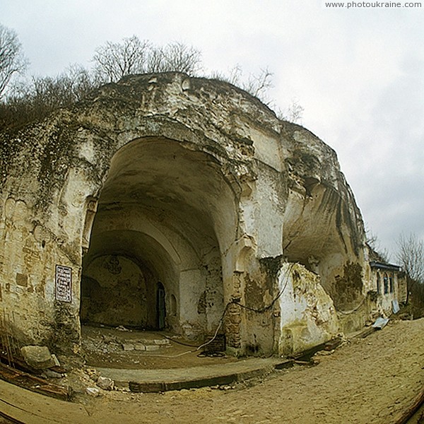 Лядовский монастырь. Руины скального храма Винницкая область Фото Украины