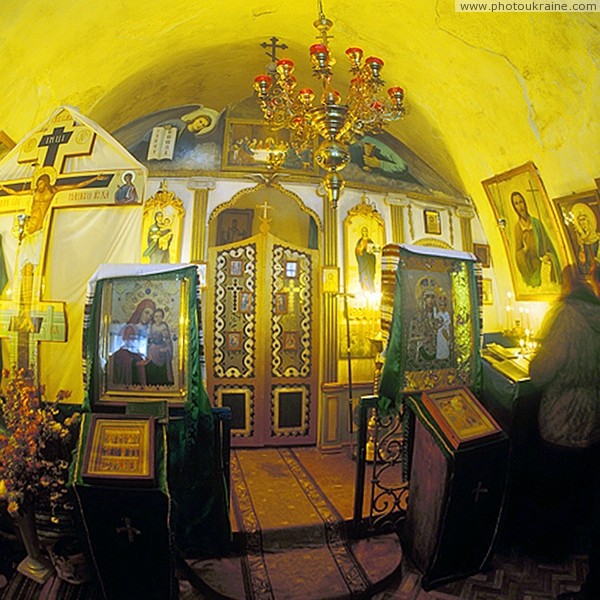 Лядовский монастырь. Алтарь и престол скальной церкви Винницкая область Фото Украины