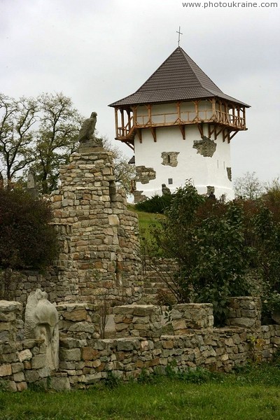 Буша. Ограда заповедника и башня замка Винницкая область Фото Украины