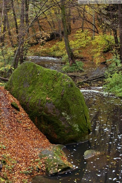 Буша. Глыба песчаника, сползшая в речку Бушанка Винницкая область Фото Украины